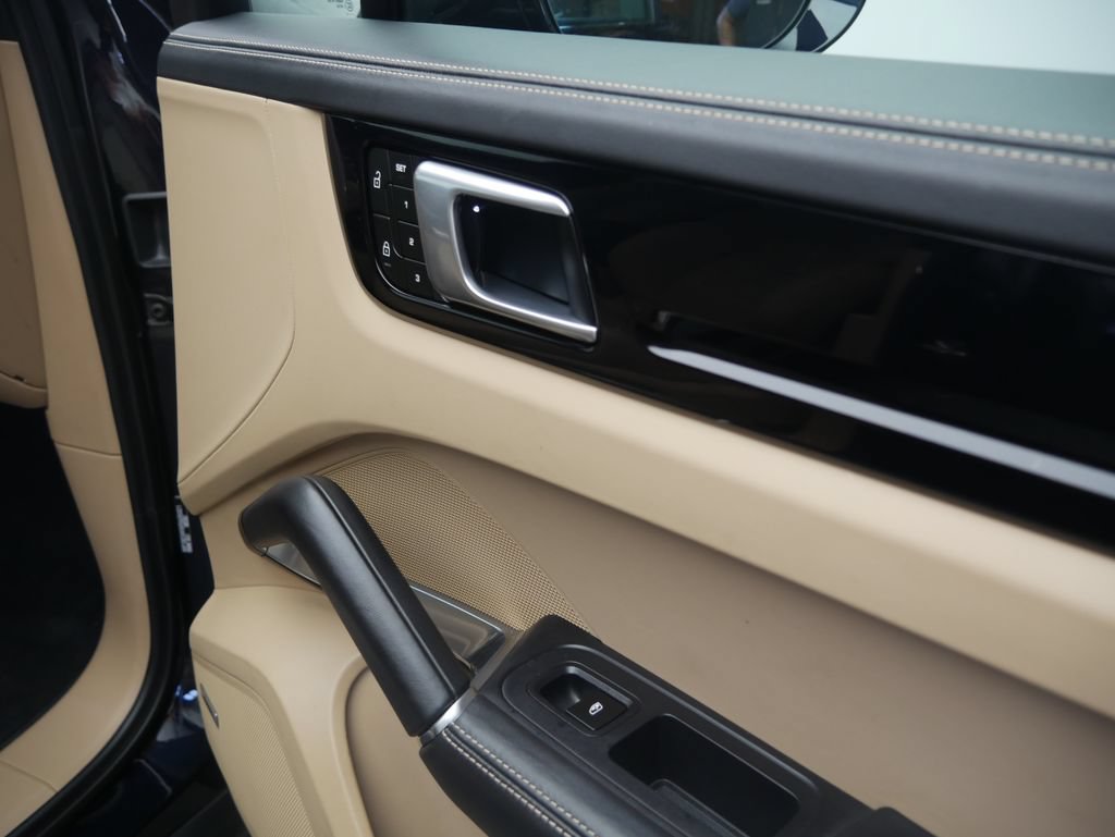 Certified 2023 Porsche Cayenne Turbo AWD/4WD image 23