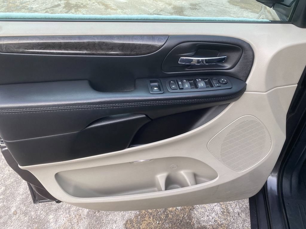 Used 2018 Dodge Grand Caravan SE w/ UConnect Hands-Free Group FWD image 11