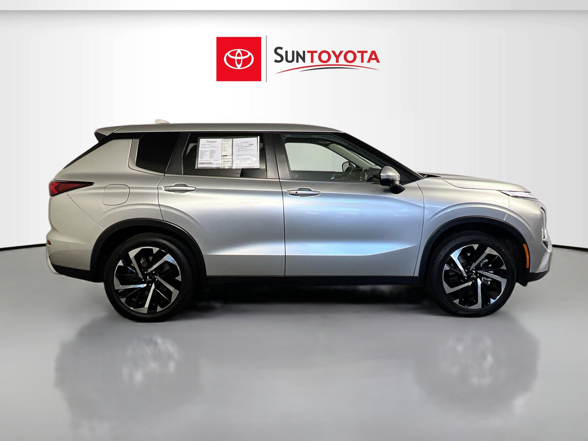 Used 2024 Mitsubishi Outlander SE image 2