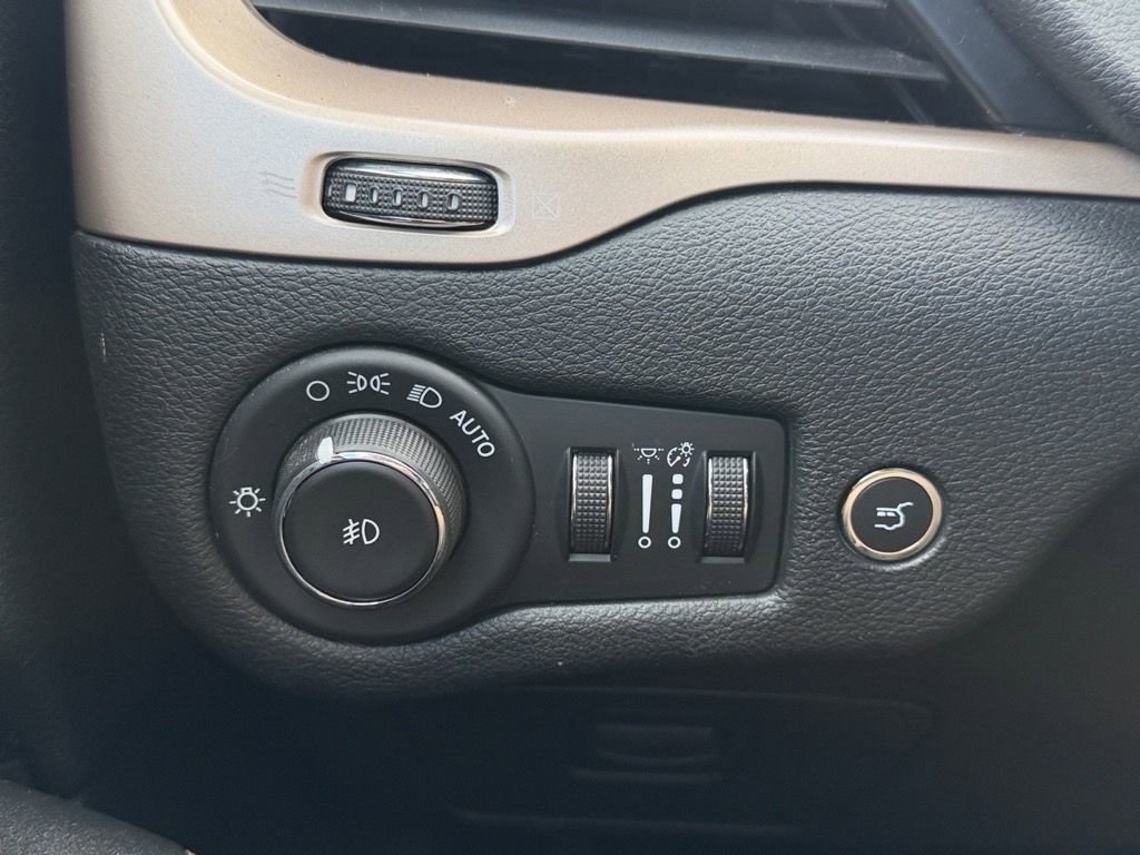 Used 2018 Jeep Cherokee Limited image 21