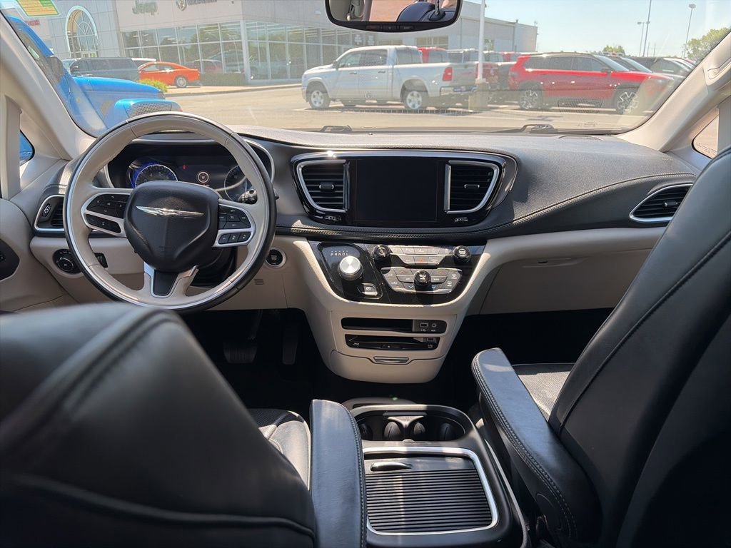 Used 2019 Chrysler Pacifica Limited w/ Tire & Wheel Group FWD image 11
