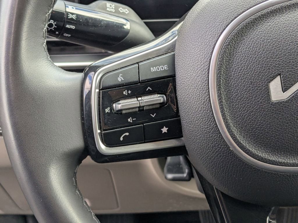 Used 2025 Kia Carnival image 18