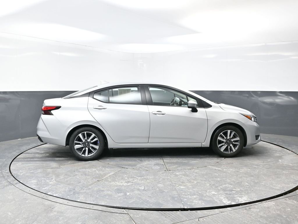 Used 2023 Nissan Versa SV image 3
