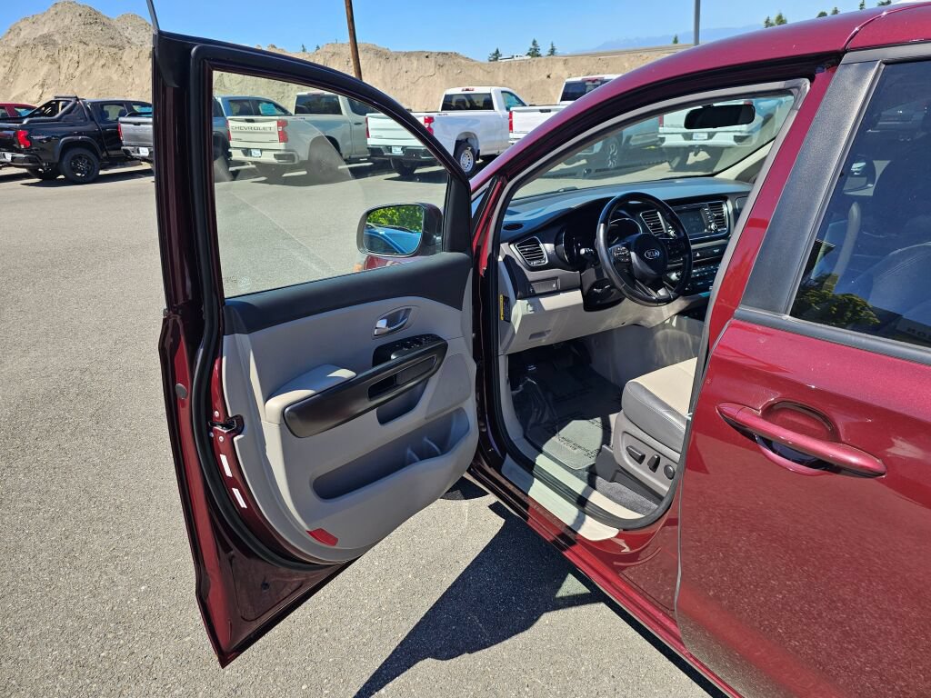 Used 2017 Kia Sedona LX w/ LX Essentials Premium Package FWD image 18
