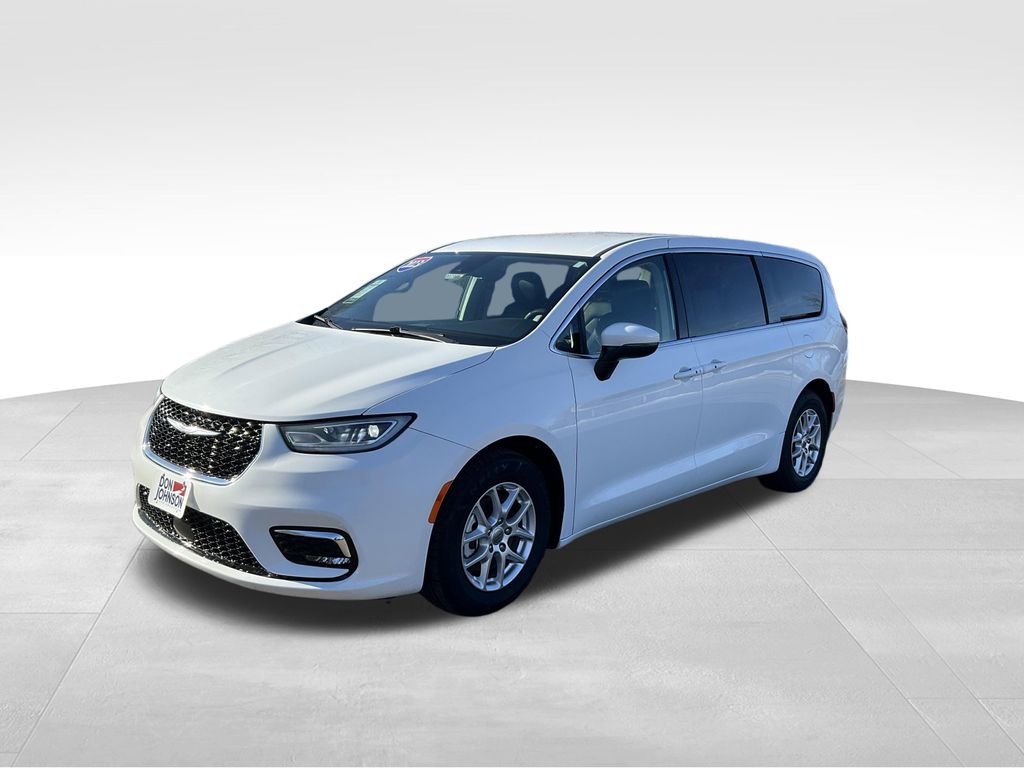 Used 2023 Chrysler Pacifica Touring-L image 37