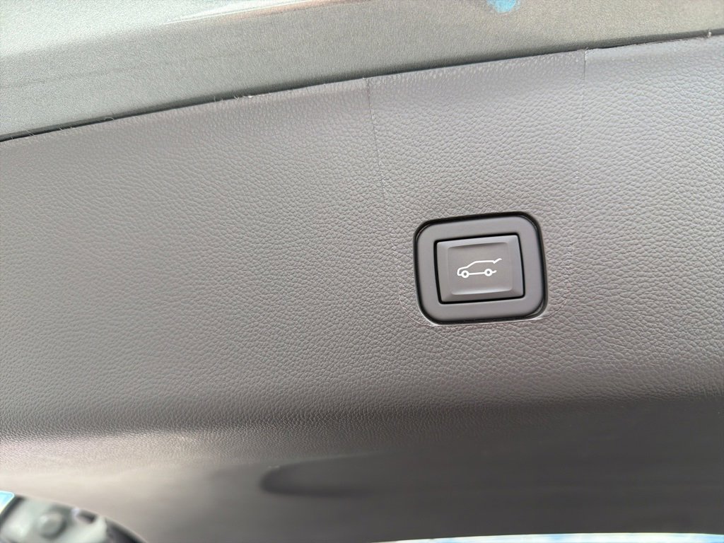 Used 2023 Chevrolet Traverse LT image 10