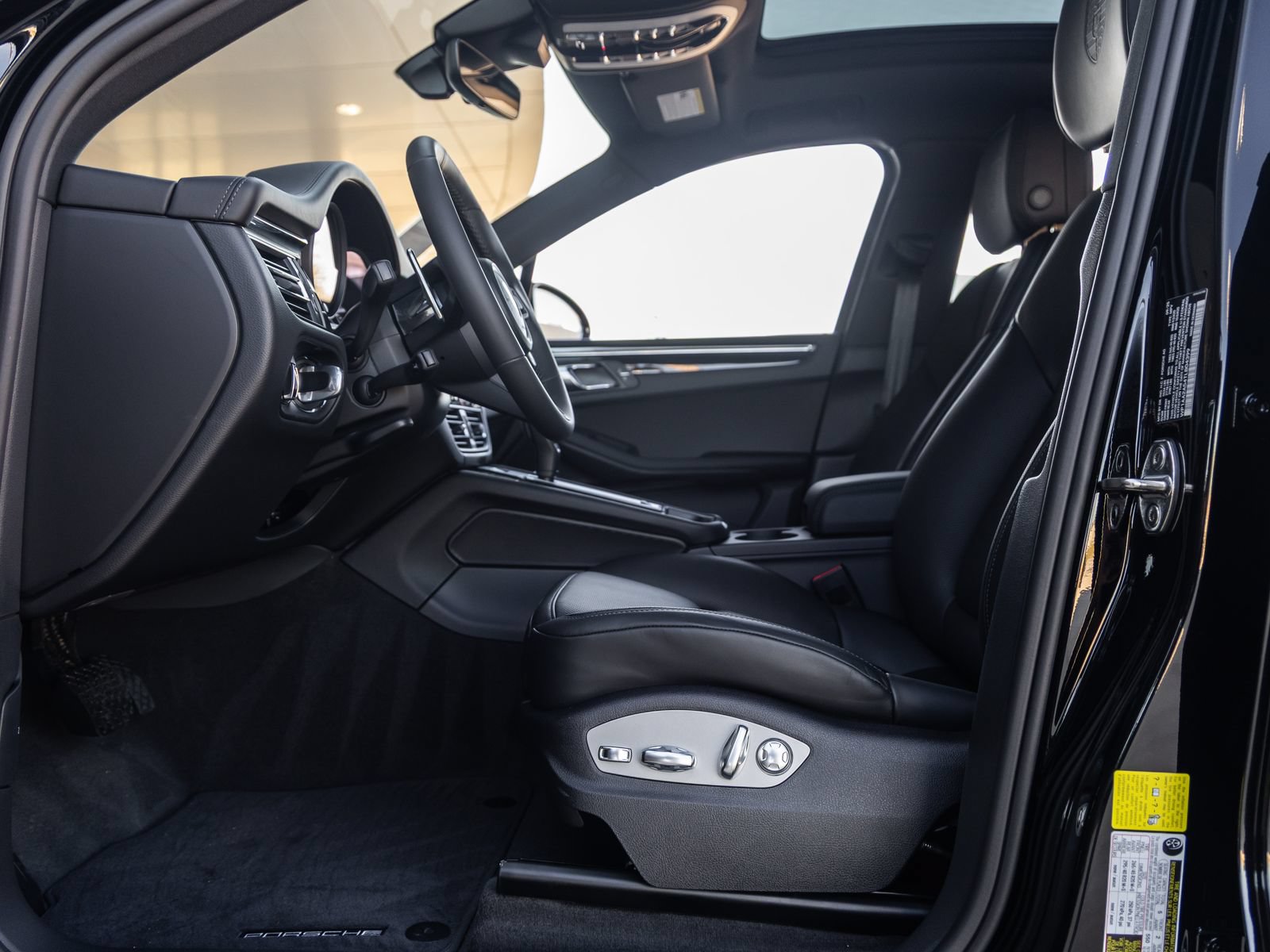 Certified 2026 Porsche Macan AWD/4WD image 23