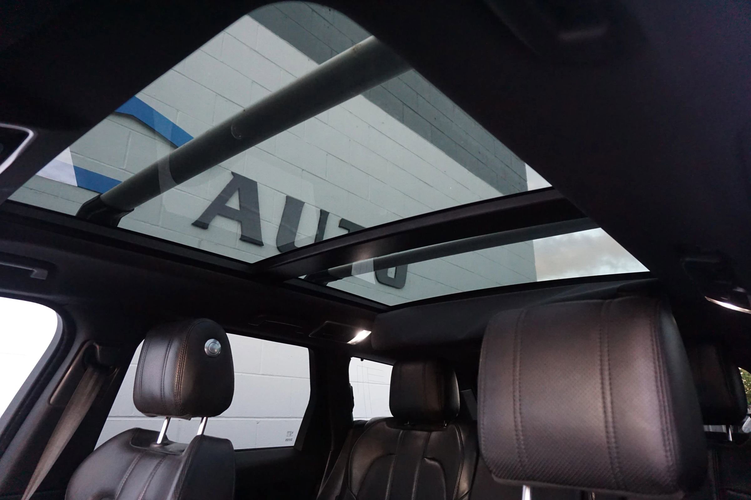 Used 2017 Land Rover Range Rover Sport HSE image 25