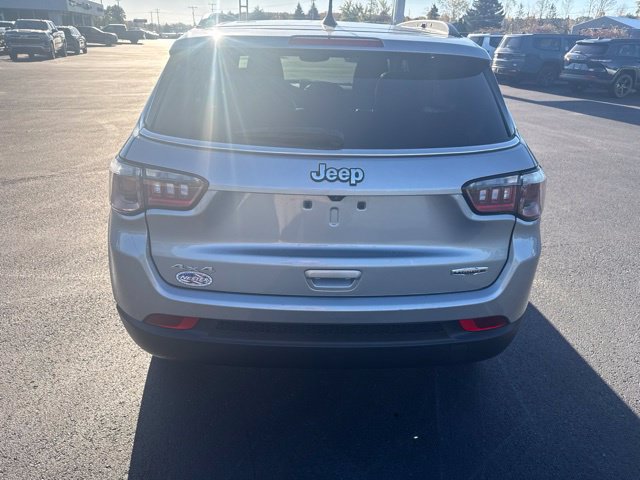 Used 2022 Jeep Compass Latitude w/ Sun and Sound Group AWD/4WD image 5