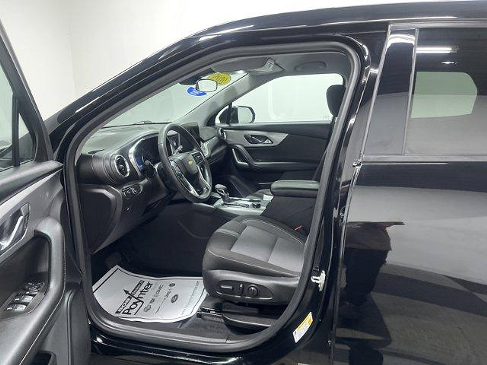 Used 2025 Chevrolet Equinox LT w/ Convenience Package II FWD image 7