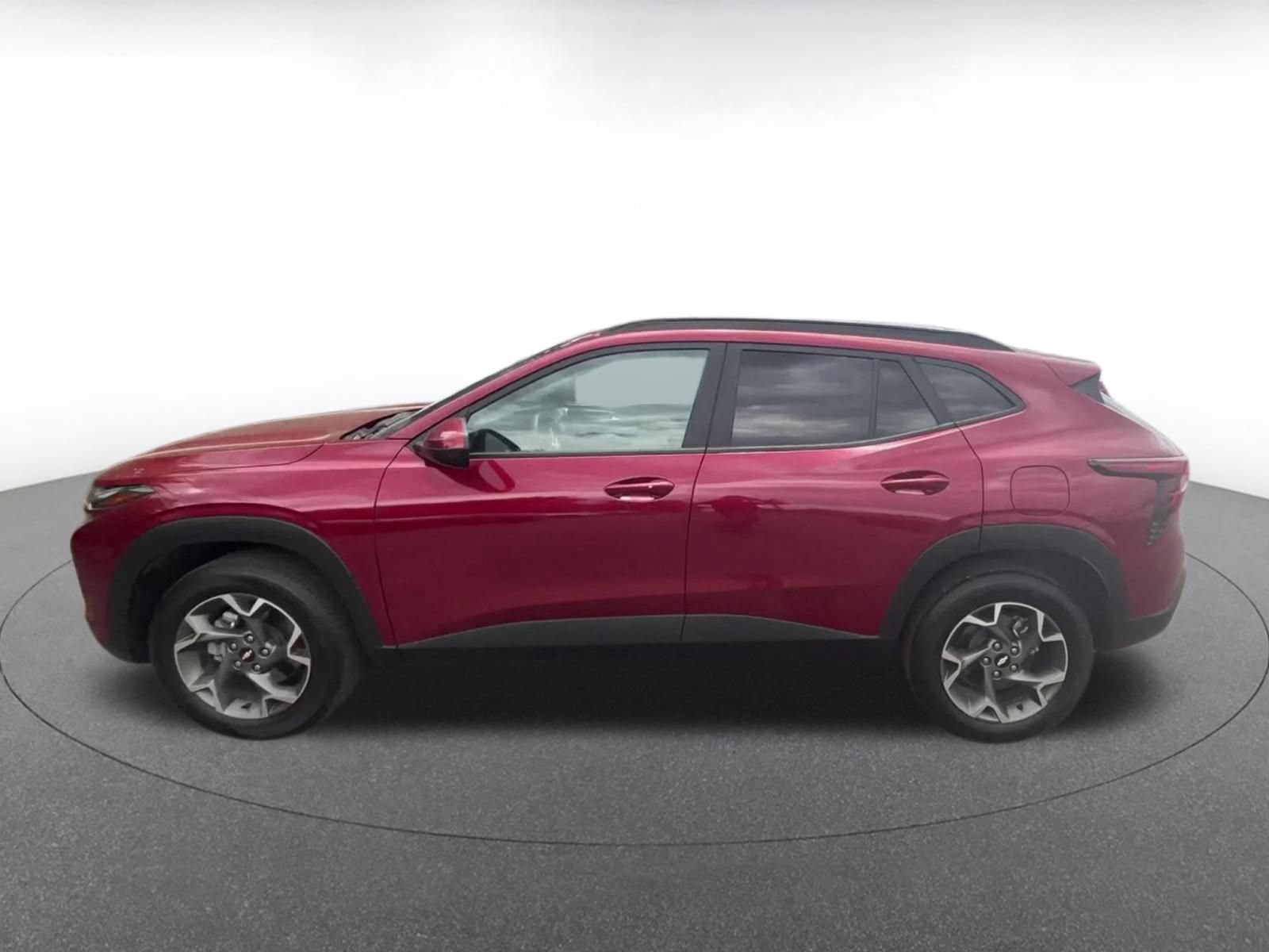 Used 2025 Chevrolet Trax LT w/ LT Convenience Package FWD image 9