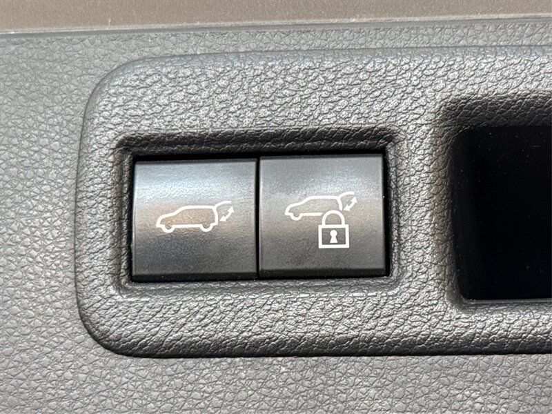 Used 2021 Toyota Venza LE w/ Carpet Mat Package (TMS) AWD/4WD image 18