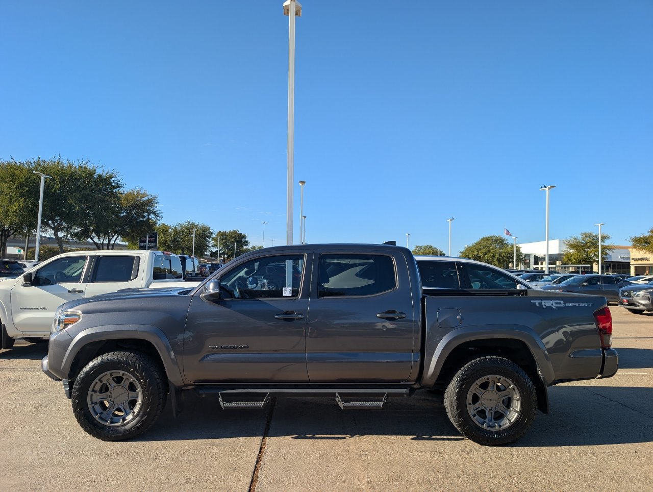 Used 2018 Toyota Tacoma TRD Sport w/ Technology Package RWD image 3