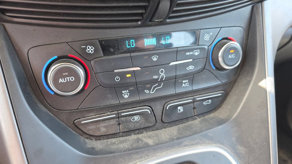 Used 2017 Ford C-MAX Energi SE w/ Equipment Group 401A FWD image 19