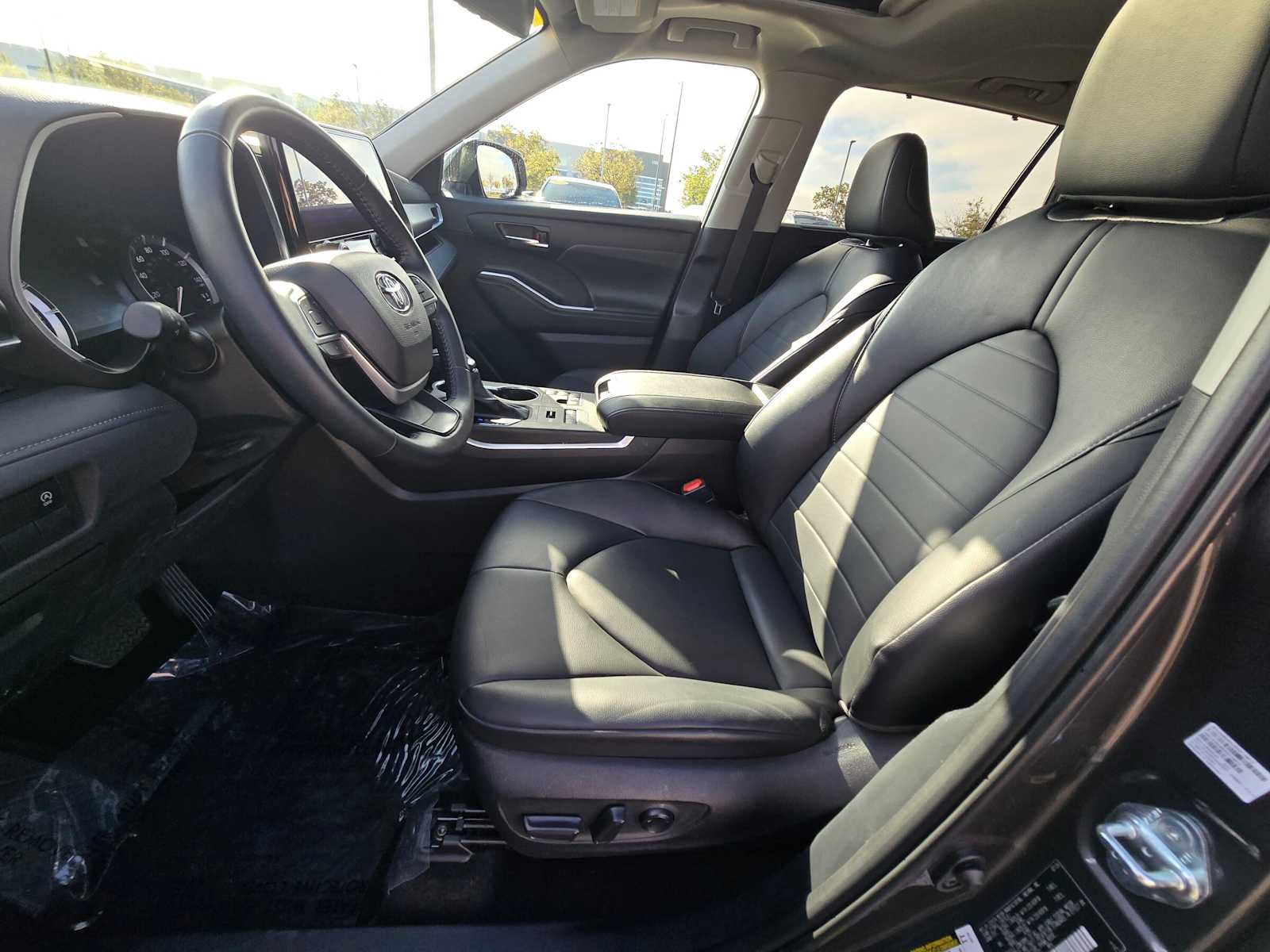 Used 2024 Toyota Highlander XLE AWD/4WD image 22