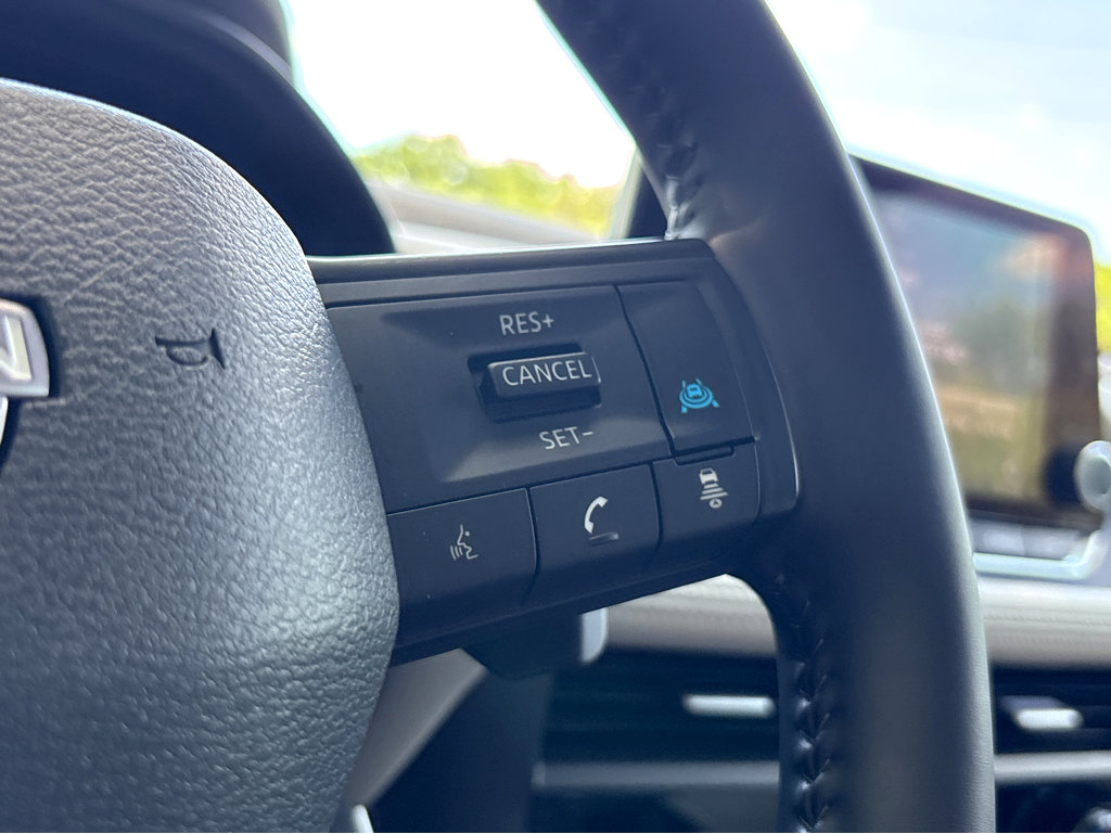Used 2025 Nissan Rogue SV w/ SV Premium Package image 17