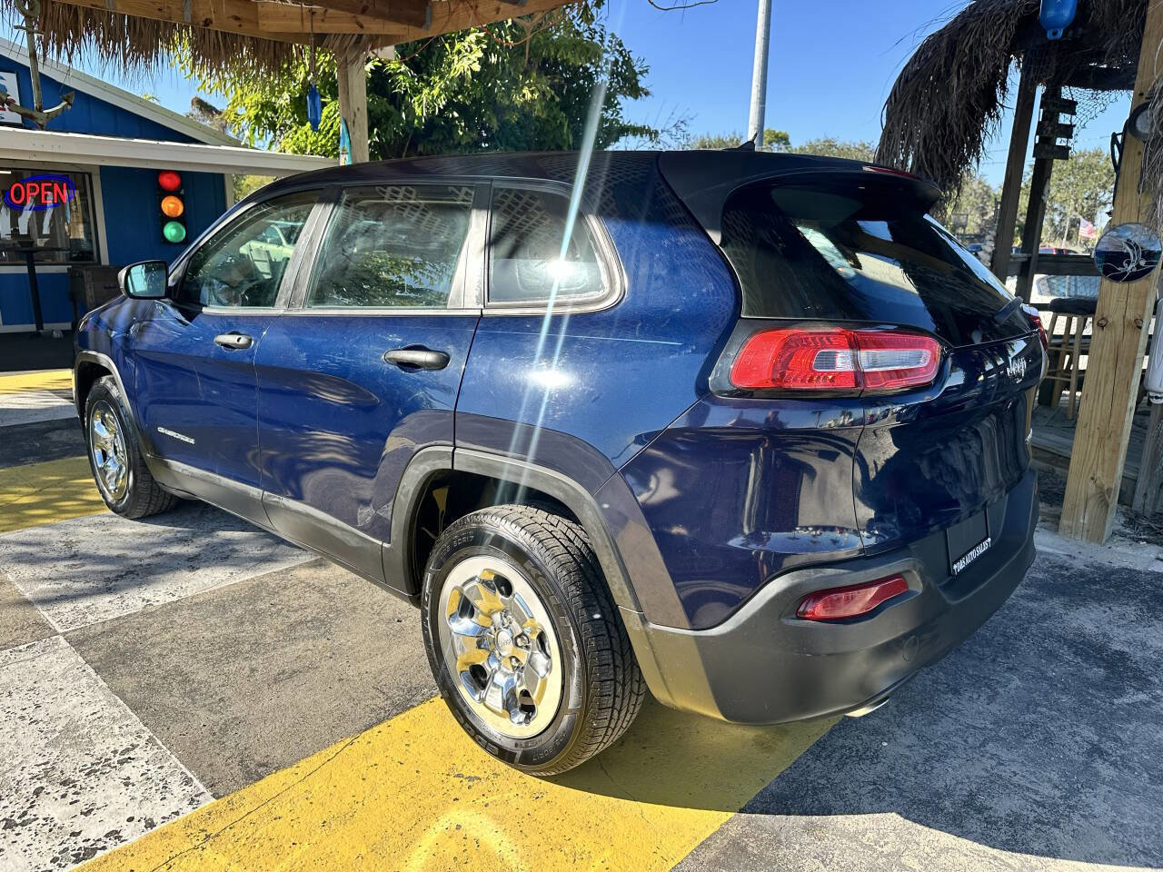 Used 2015 Jeep Cherokee Sport image 8