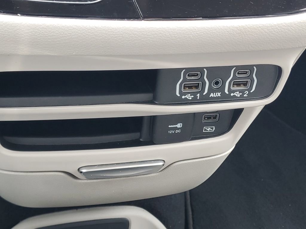 Used 2022 Chrysler Pacifica Touring-L FWD image 23