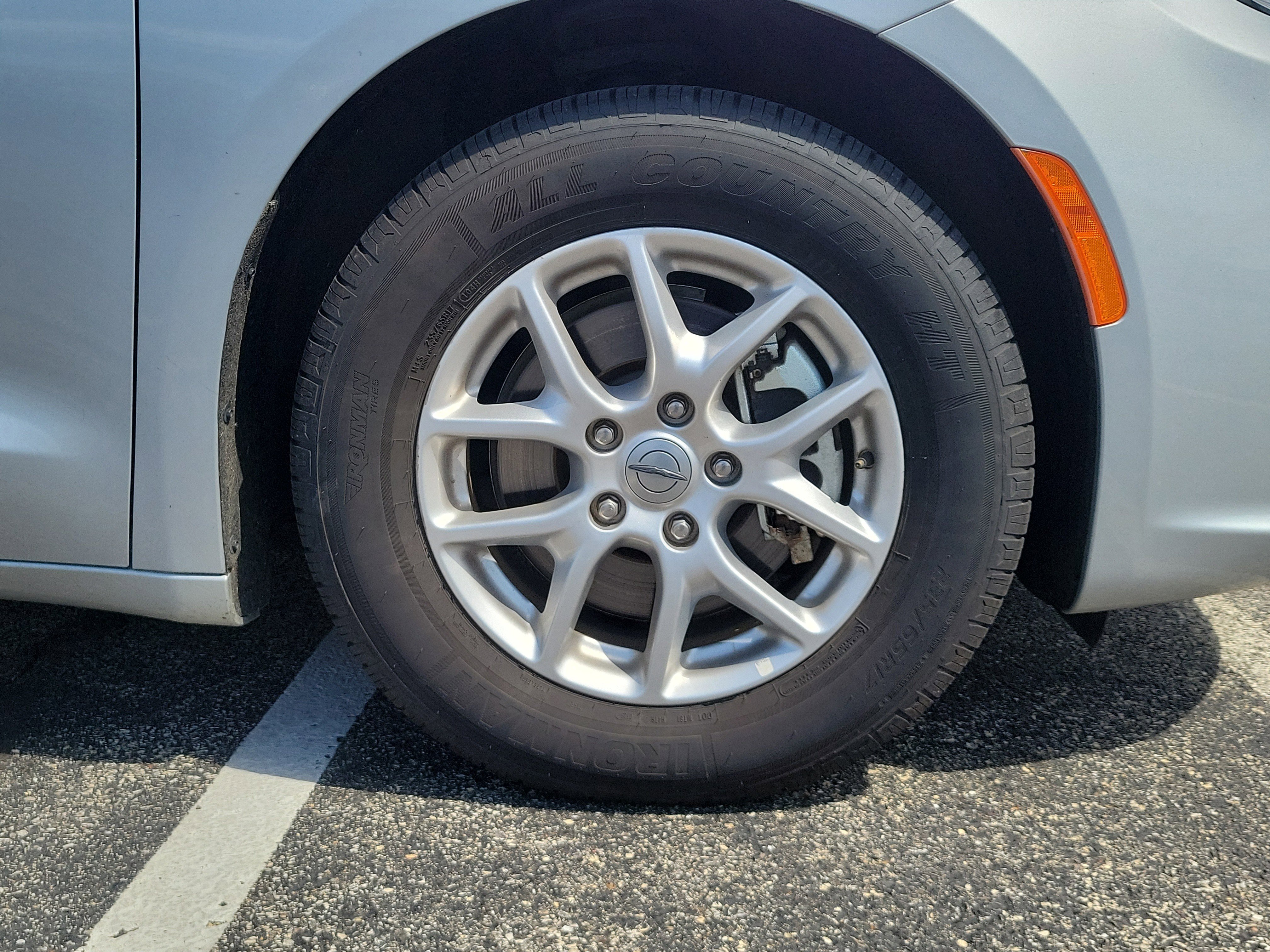Used 2023 Chrysler Pacifica Touring-L image 5