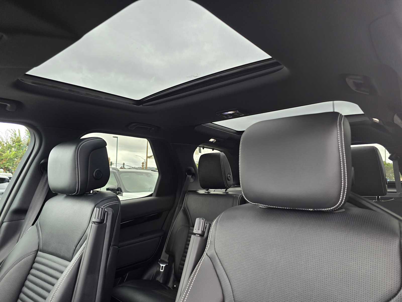 New 2025 Land Rover Discovery S image 24