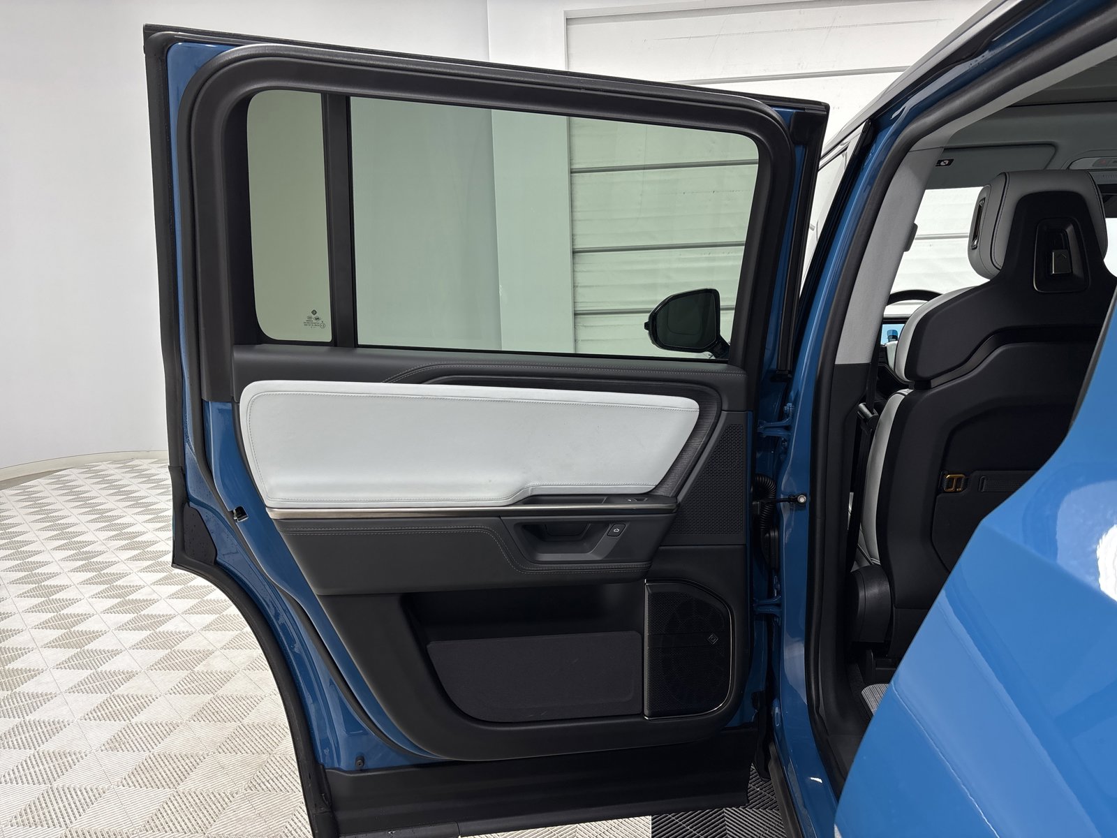 Used 2025 Rivian R1S Adventure AWD/4WD image 17