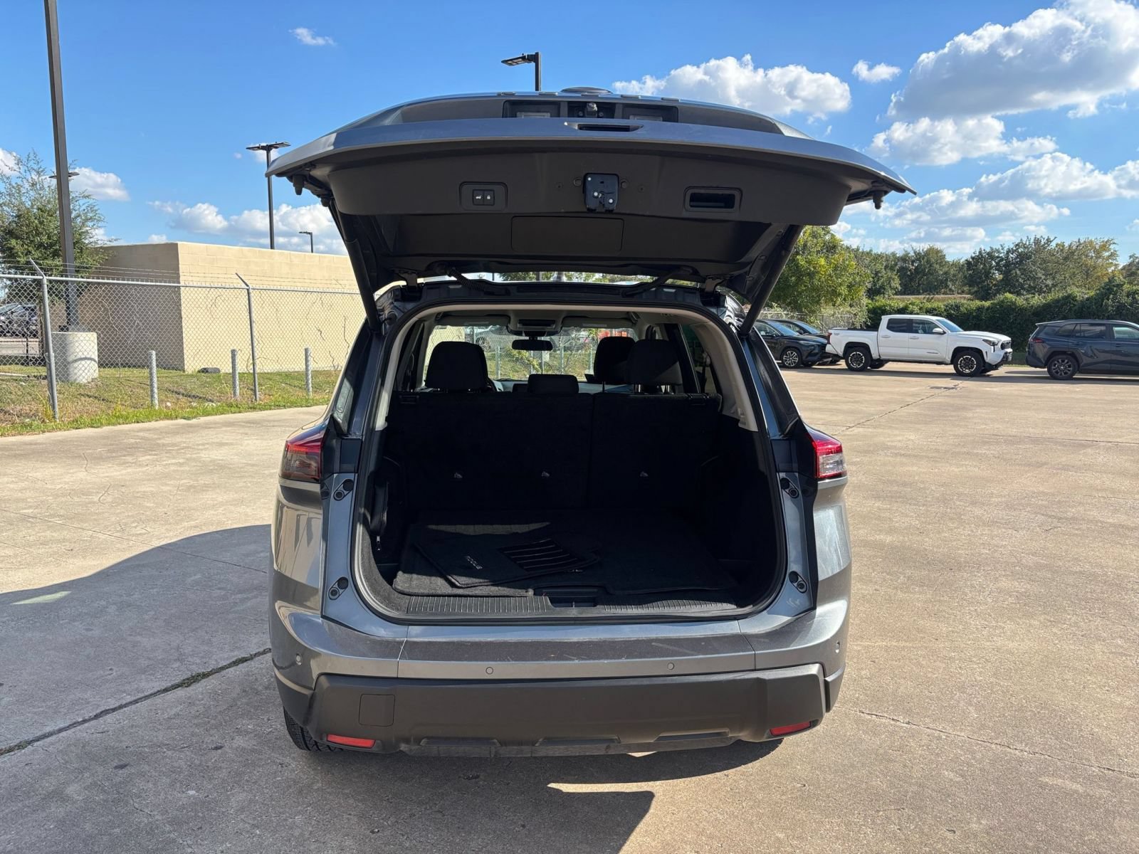 Used 2025 Nissan Rogue SV AWD/4WD image 30