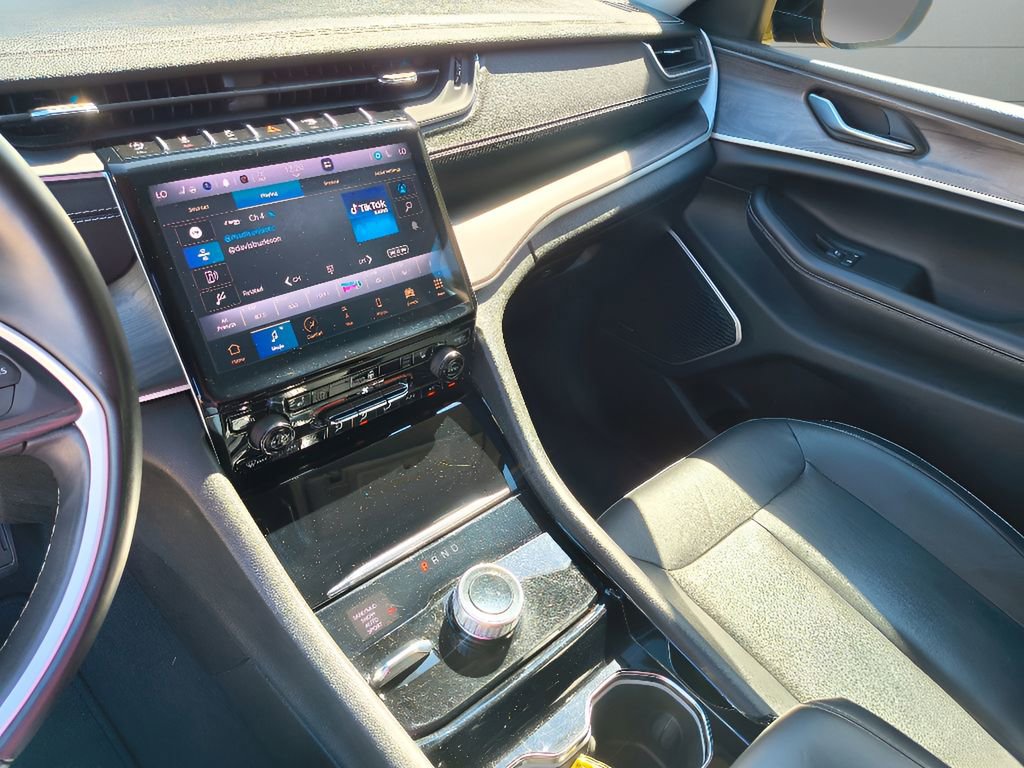 Used 2022 Jeep Grand Cherokee Limited image 23