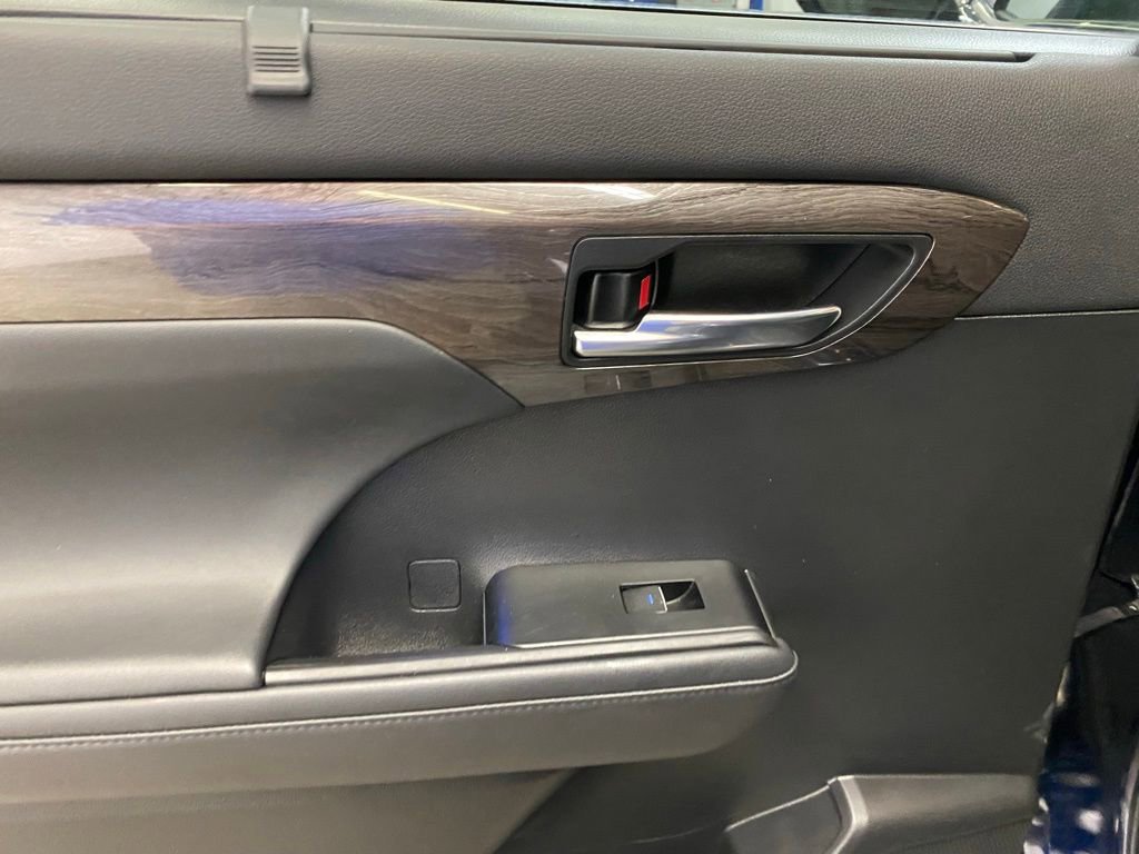 Used 2022 Toyota Highlander Platinum image 28