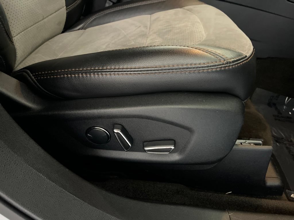 Used 2017 Ford Explorer XLT w/ Equipment Group 202A AWD/4WD image 55