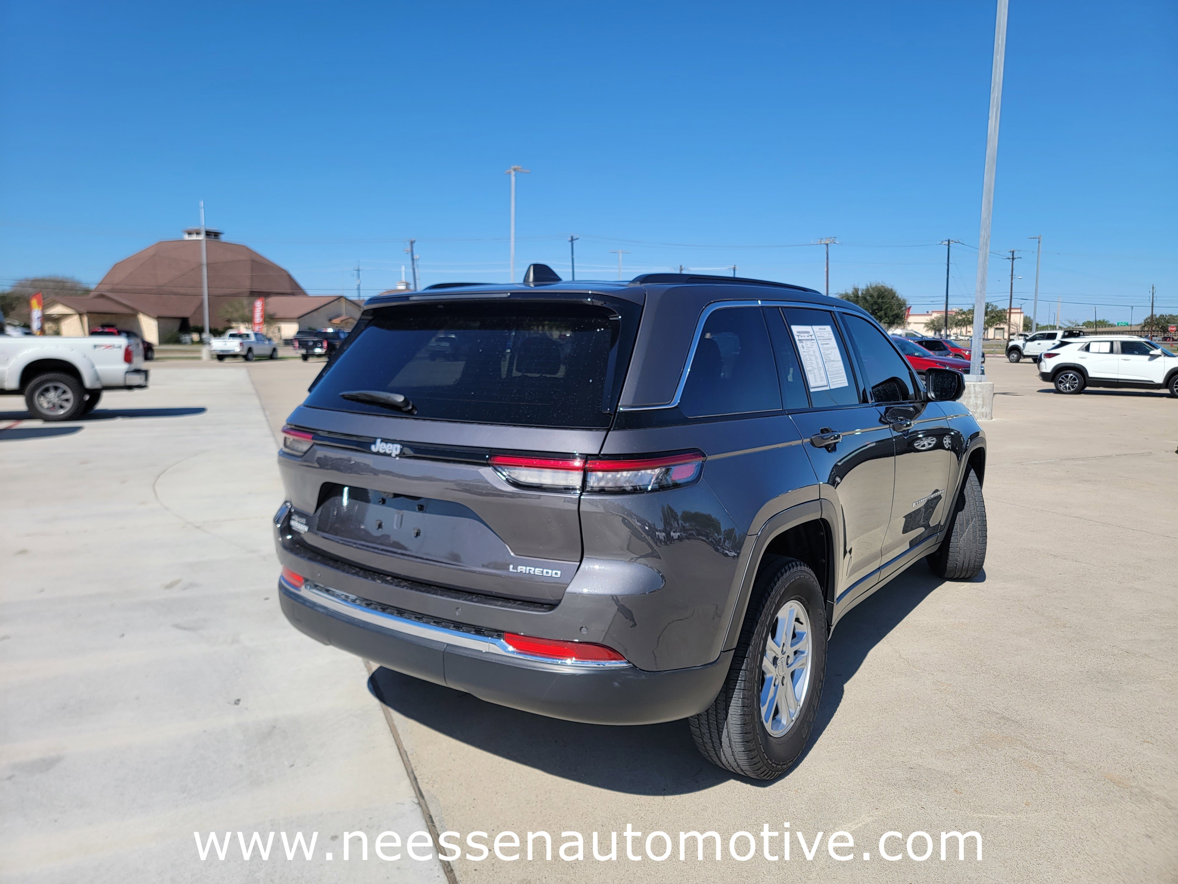 Used 2025 Jeep Grand Cherokee Laredo image 7