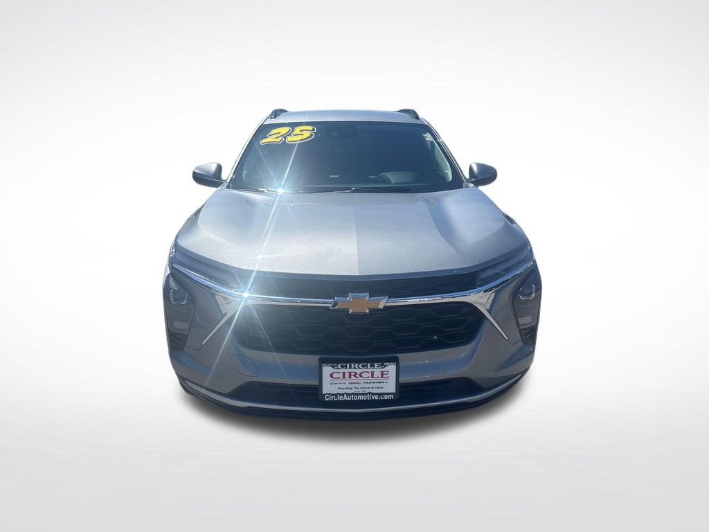 Used 2025 Chevrolet Trax LT w/ LT Convenience Package FWD image 12