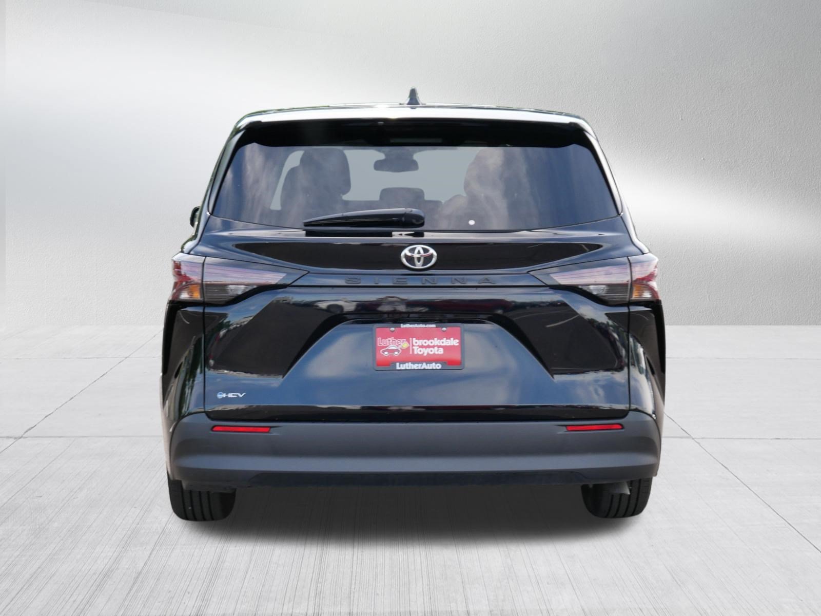 Certified 2026 Toyota Sienna LE FWD image 6