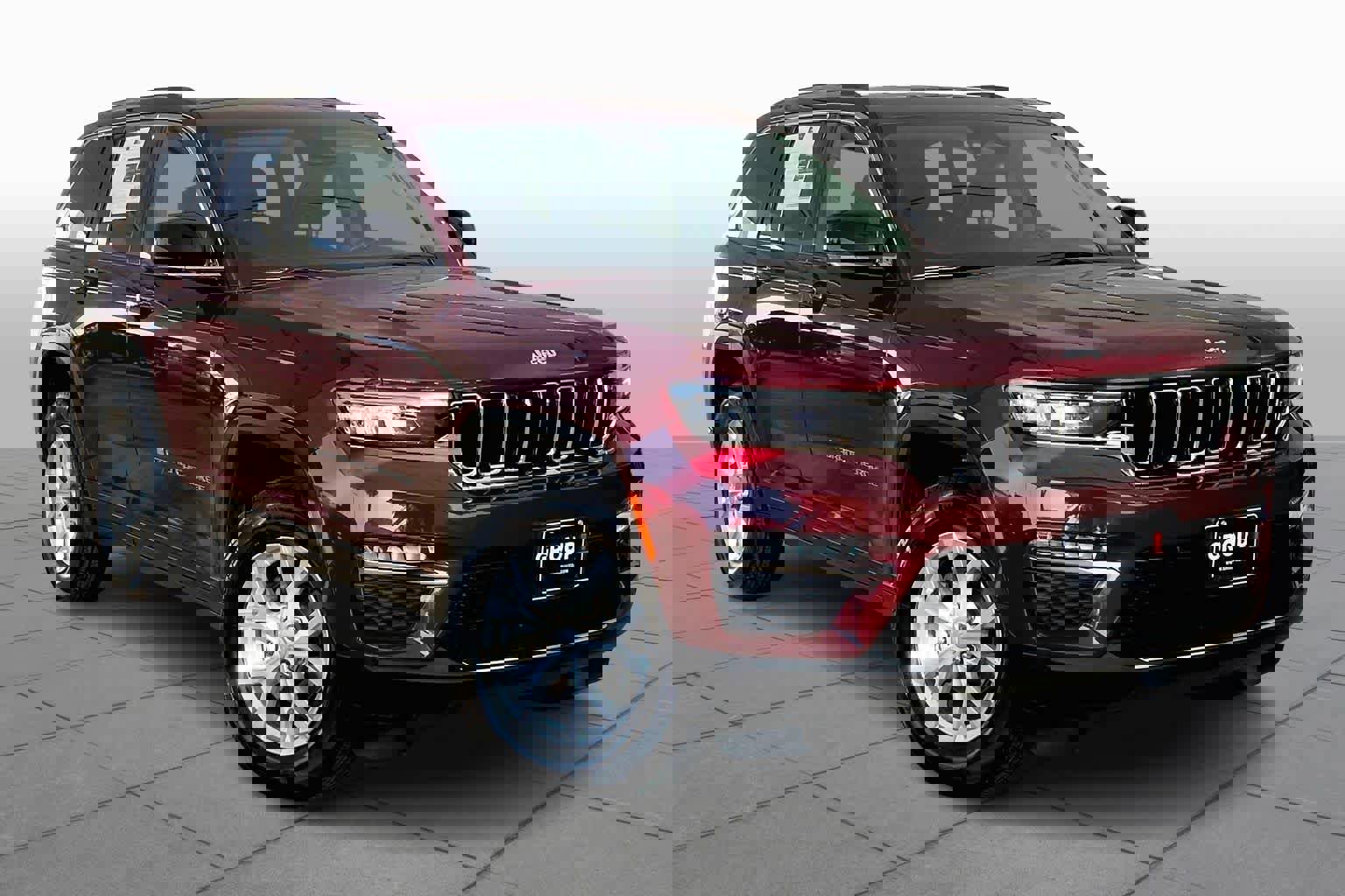 Used 2024 Jeep Grand Cherokee Limited image 2