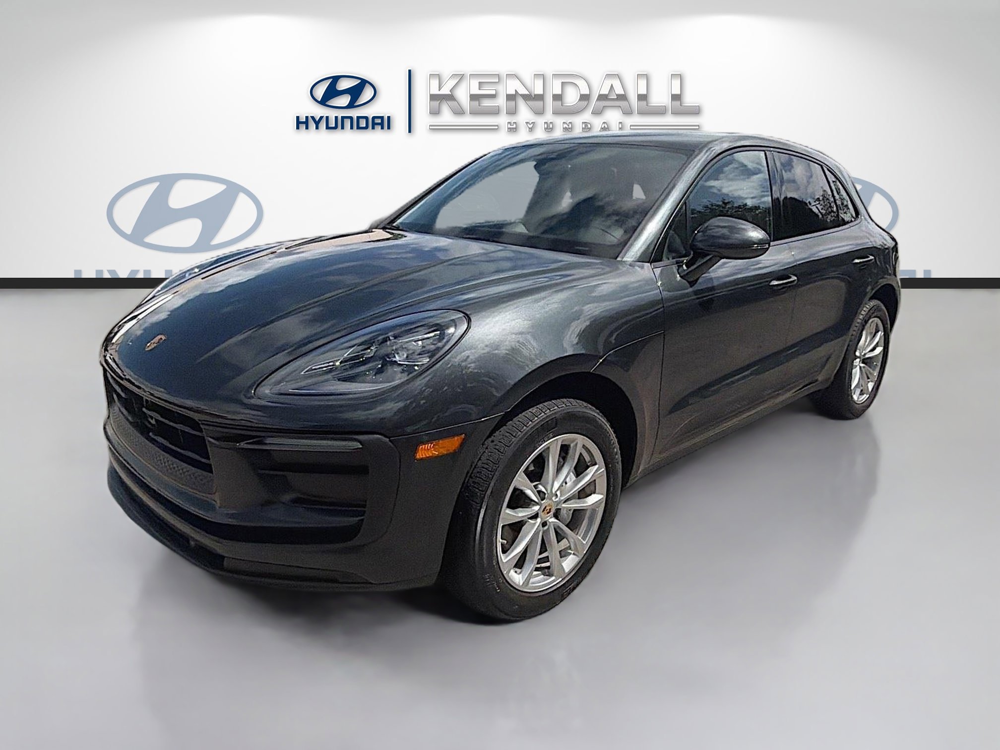 Used 2023 Porsche Macan image 3