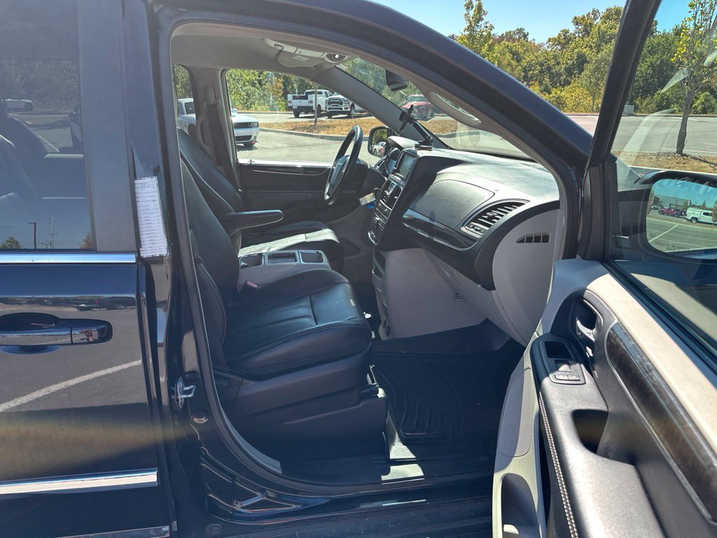 Used 2014 Chrysler Town & Country Touring FWD image 18