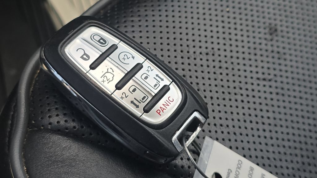 Used 2018 Chrysler Pacifica Limited FWD image 32