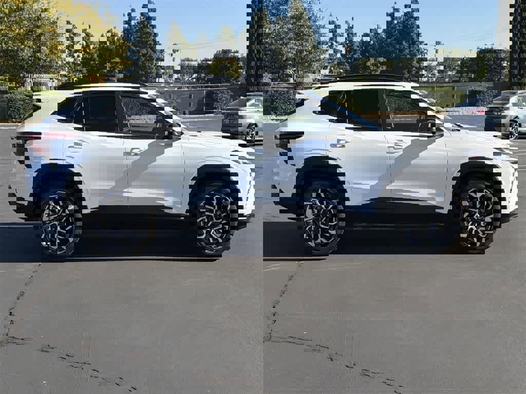 Used 2025 Chevrolet Trax RS w/ Sunroof Package image 3