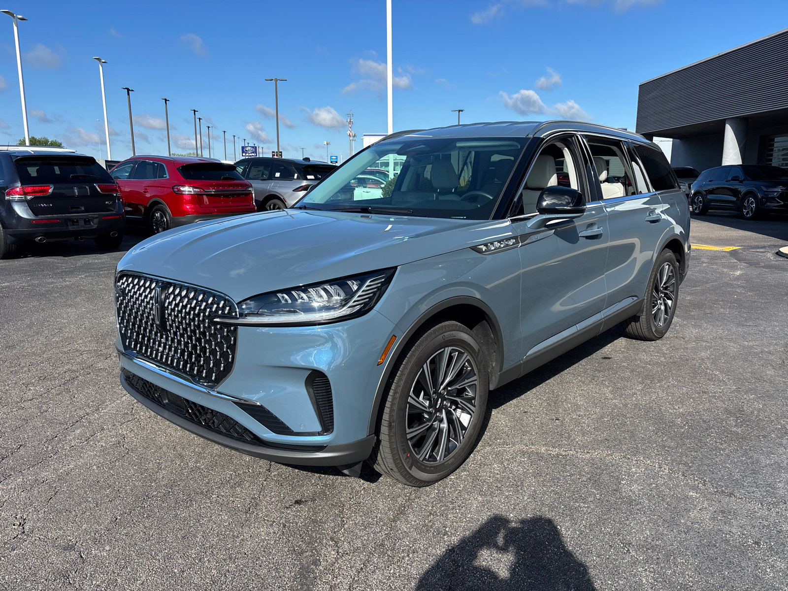 New 2026 Lincoln Aviator AWD image 3