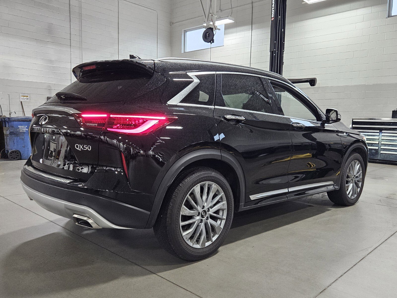 Certified 2025 INFINITI QX50 Luxe w/ Accent Package image 6