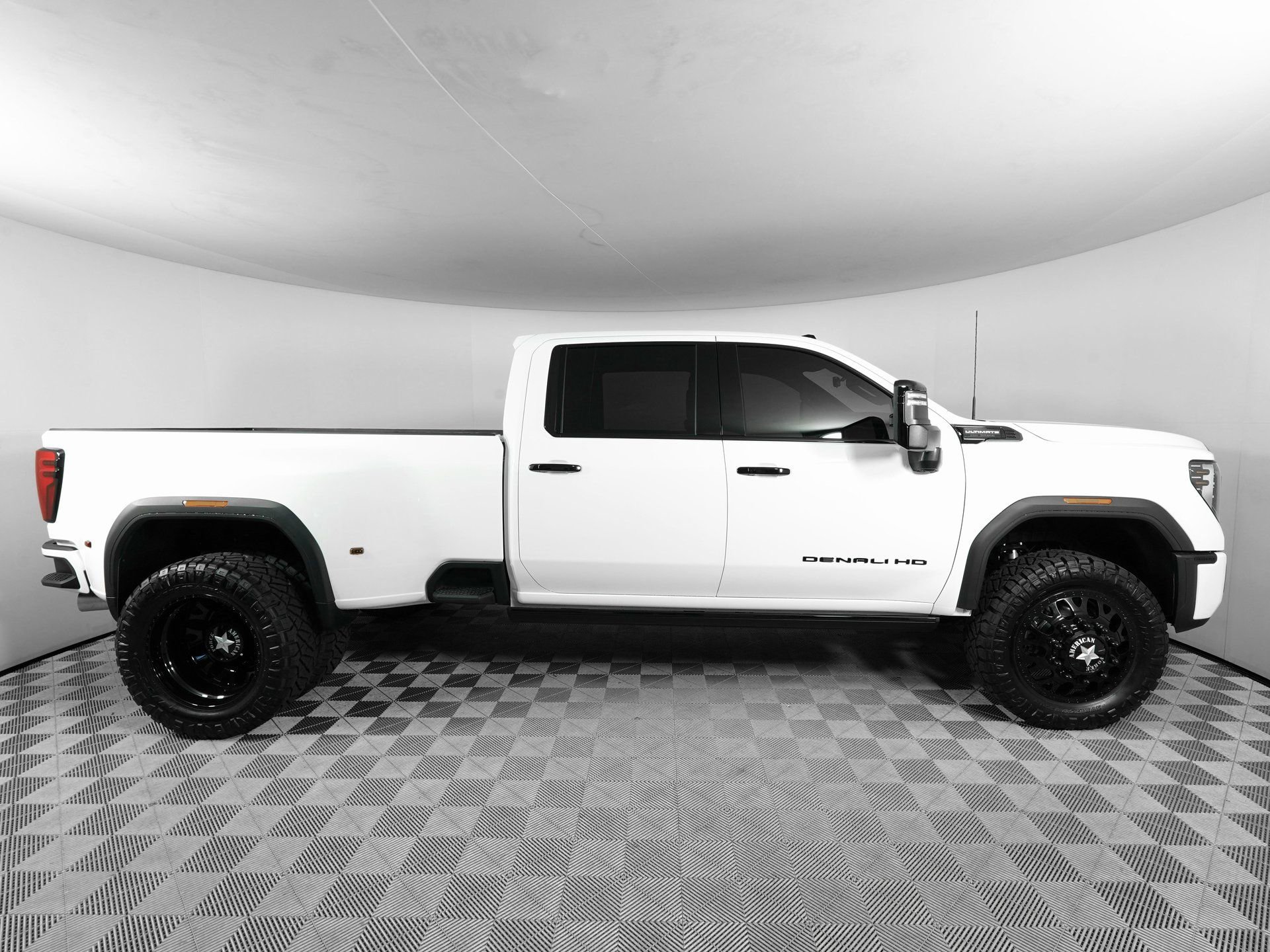 Used 2025 GMC Sierra 3500 Denali Ultimate AWD/4WD image 5