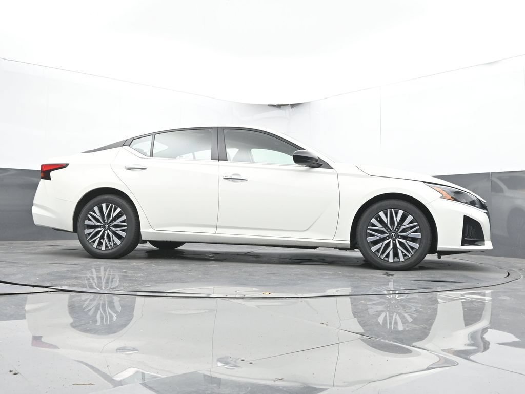 Used 2025 Nissan Altima 2.5 SV FWD image 45