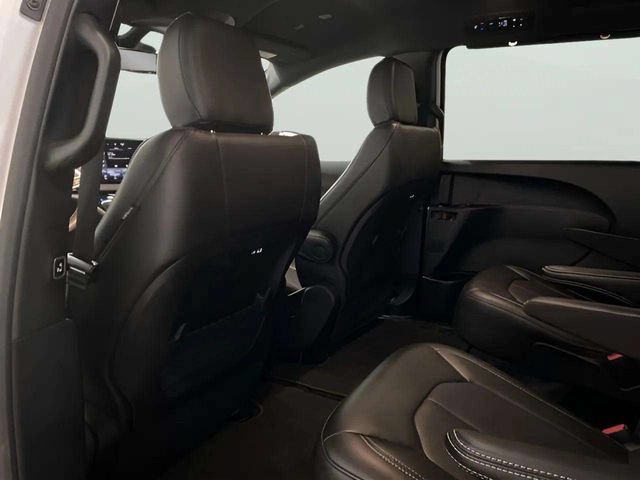 Used 2025 Chrysler Pacifica Select FWD image 19