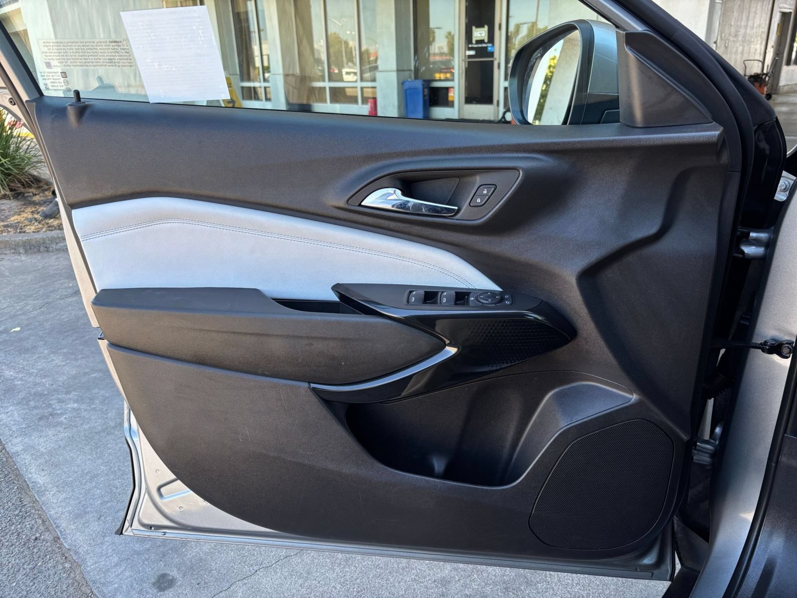 Used 2025 Chevrolet Trax LT FWD image 18