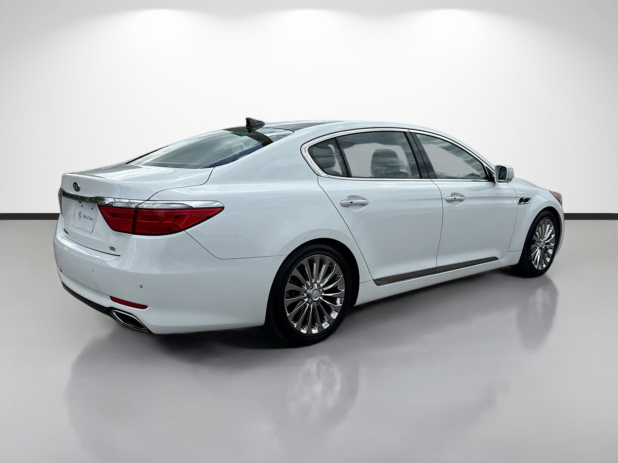Used 2017 Kia K900 Luxury image 3