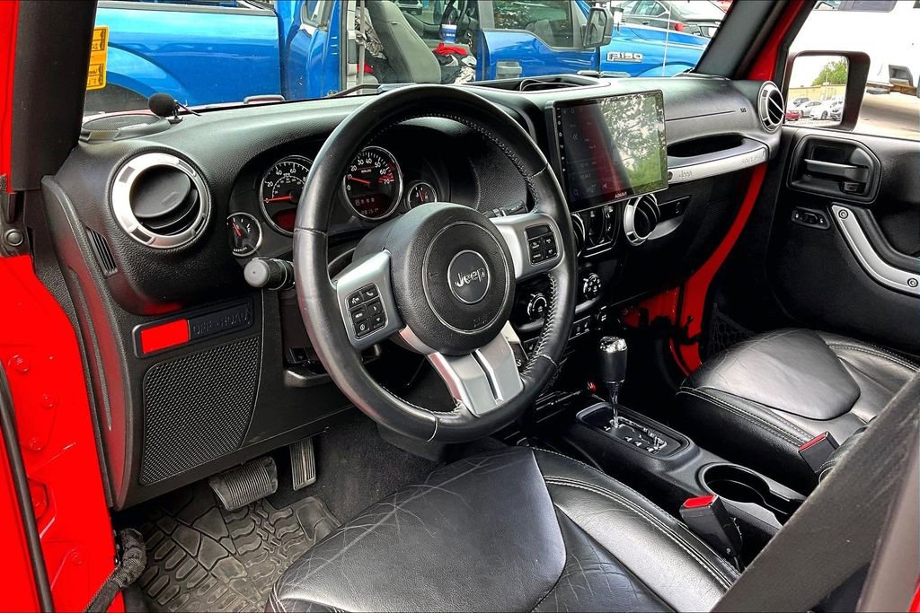 Used 2015 Jeep Wrangler Unlimited Rubicon image 16