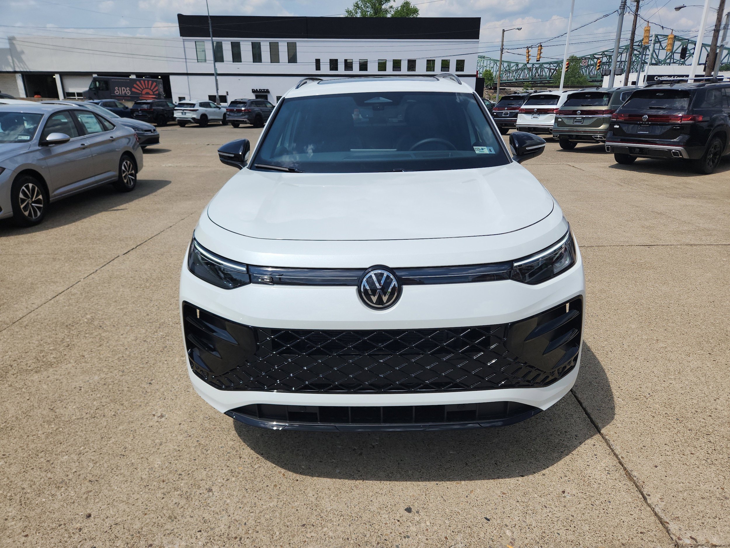 New 2026 Volkswagen Tiguan SE R-Line AWD/4WD image 8