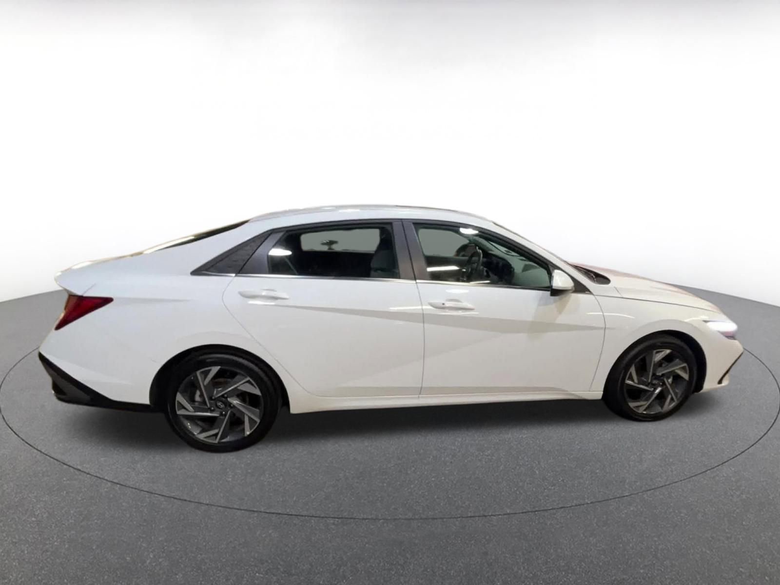 Used 2025 Hyundai Elantra SEL image 16