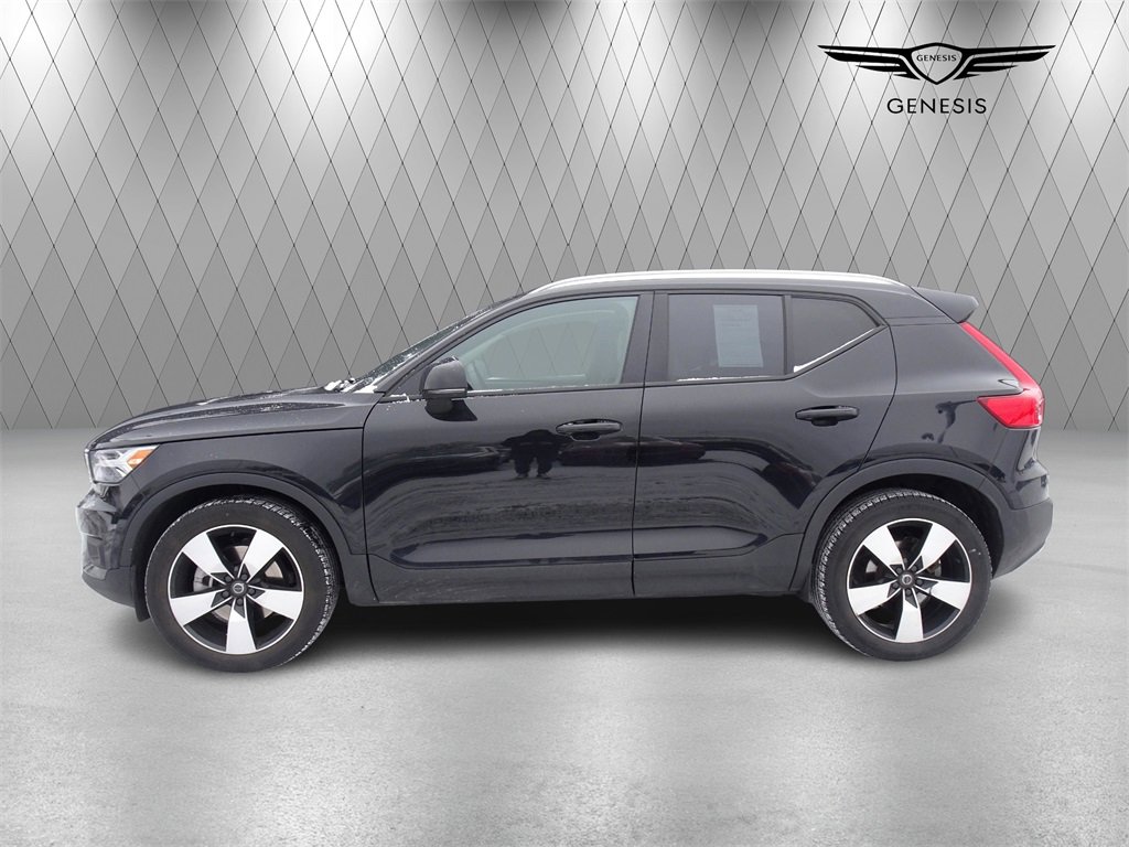 Used 2021 Volvo XC40 T5 Momentum w/ Premium Package image 2