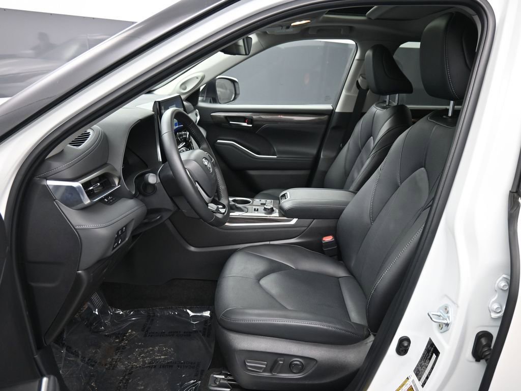 Used 2024 Toyota Highlander Limited AWD/4WD image 19