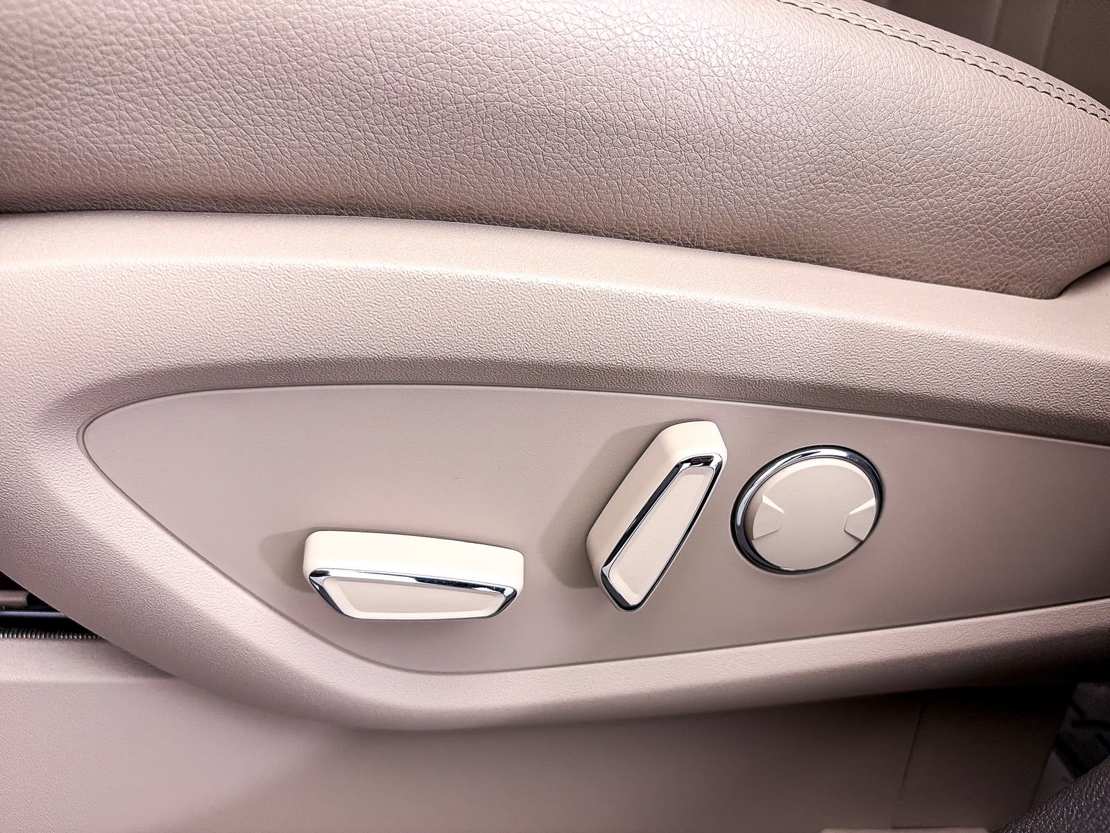 Used 2023 Lincoln Nautilus FWD w/ Premium Package image 19
